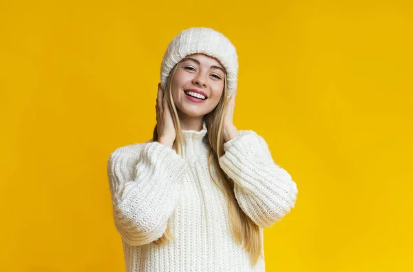 Porträtt av söt leende flicka i vit stickad vinter set — Stockfoto