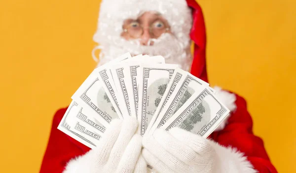 Santa Claus vyhrát vánoční loterii a ukazuje spoustu dolarů — Stock fotografie