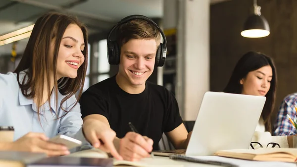 Dos estudiantes niña y niño estudiando juntos en la biblioteca — Foto de Stock