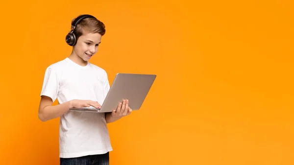 Studente adolescente che guarda webinar online su laptop — Foto Stock