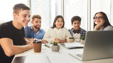 Özel ders videosu. Üniversite kütüphanesinde dizüstü bilgisayar kullanan öğrenciler