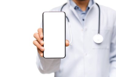 Erkek doktor reklam için boş ekranlı akıllı telefon gösteriyor.