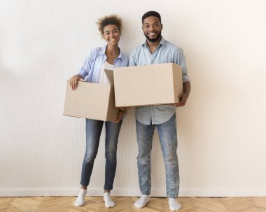 Eşler Yeni Ev 'de Duvara Karşı Taşıma Kutuları Tutuyorlar