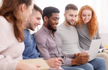 Birlikte öğreniyoruz. Öğrenciler dizüstü bilgisayarla grup çalışması yapıyor