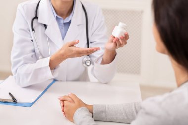 Tanımlanamayan Hekim Kadın İş Yeri 'nde Hasta Tedavisini Yazıyor.