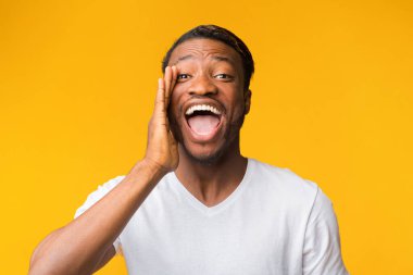 Pozitif Adam Bağırıyor, El Tutuyor, Ağız Yakınında, Sarı Arkaplan