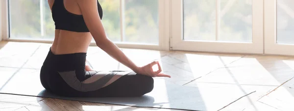 Immagine ritagliata di donna meditante seduta su tappetino yoga — Foto Stock
