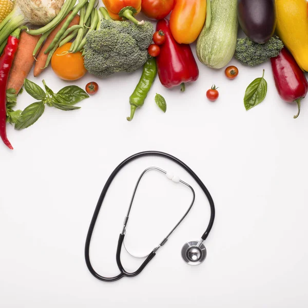新鲜蔬菜，用于均衡营养和听诊器 — 图库照片