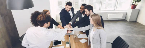 Equipo joven que se une a las manos involucradas en la actividad de trabajo en equipo — Foto de Stock