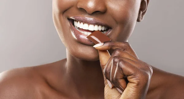 Negro chica con blanco sano dientes mordiendo leche chocolate rebanada —  Fotos de Stock