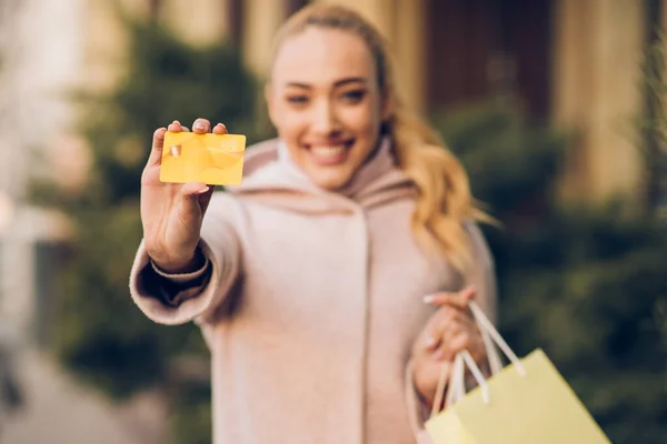 Conceito de pagamento. Menina feliz mostrando cartão de crédito — Fotografia de Stock