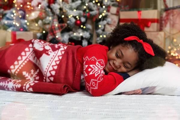 Adorável menina negra dormindo perto da árvore de Natal — Fotografia de Stock