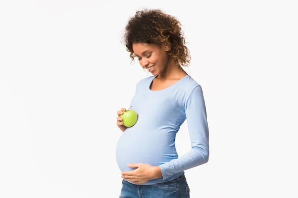 Nutrição saudável. Afro mulher grávida fazendo lanche fresco — Fotografia de Stock