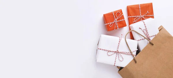 Eco nákupní taška s barevnými dárkovými krabicemi na bílém — Stock fotografie