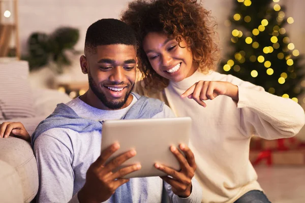 Aimer l'homme et la femme qui choisissent le film de Noël sur tablette — Photo
