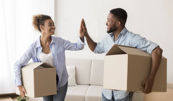 Afro Par ger high-five bär flyttkartonger in i nytt hus — Stockfoto