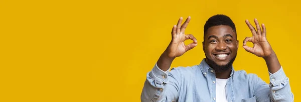 Positive black man gesturing ok sign with both hands — Stock Photo, Image