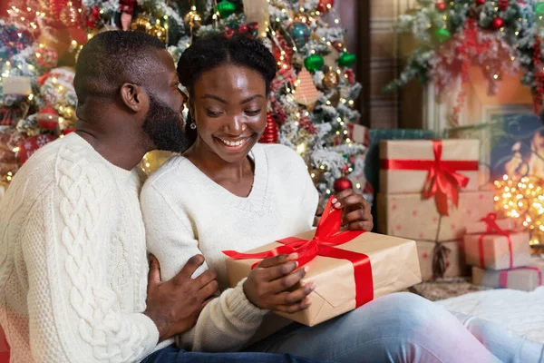 Mulher negra feliz recebeu presente de Natal de seu marido amoroso — Fotografia de Stock