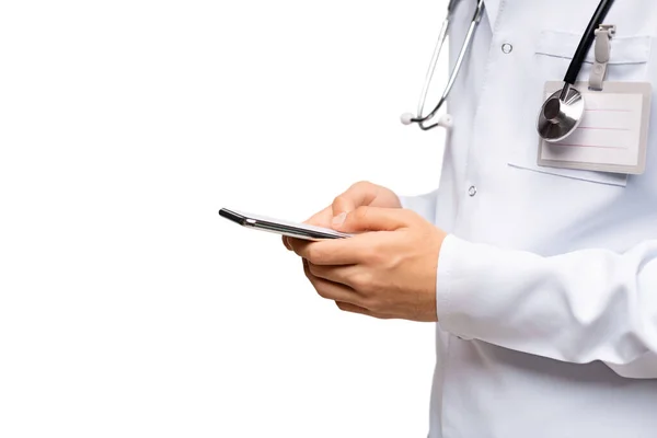 Medico maschio che tiene smartphone e messaggistica ai pazienti — Foto Stock