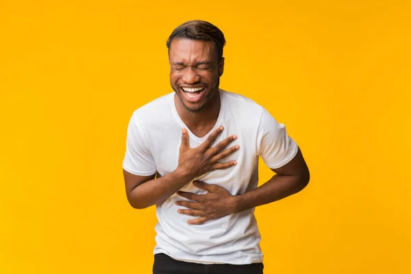Fekete férfi áll nevetve ki hangosan, Stúdió lövés — Stock Fotó
