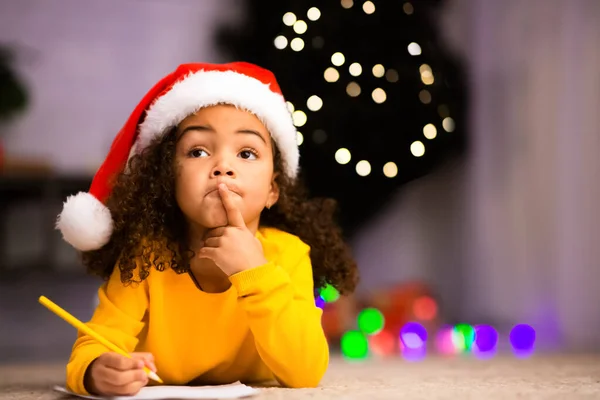 Pensiva menina negra pensando o que pedir do Papai Noel — Fotografia de Stock