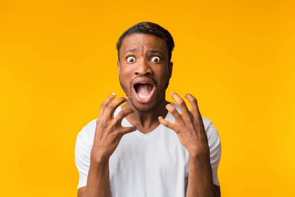 Verschrikt Afro Man schreeuwen Staande Kijkend naar Camera, Studio Schot — Stockfoto