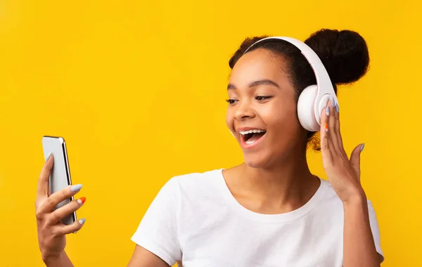 Adolescent actif écouter de la musique préférée avec écouteurs sans fil — Photo