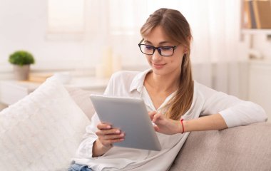 İçerideki Koltukta Oturan Kadın Dijital Tablet Kullanıyor