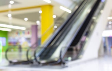 Alışveriş merkezinde yürüyen merdiven ve perakende mağazaları