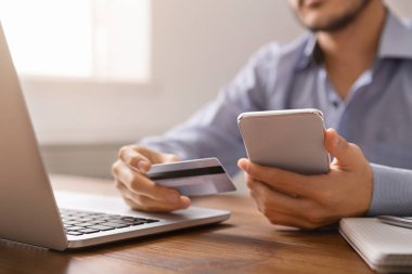 İşadamı akıllı telefon başvurusu ve kredi kartı kullanarak internet üzerinden faturaları ödüyor