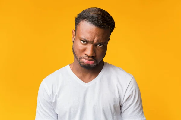 Sulky Afro Guy Дивлячись На Камера Позування Над Жовтий Тло — стокове фото