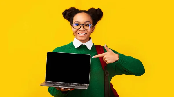 Happy smiling afro girl pointing at laptop — Stock Photo, Image