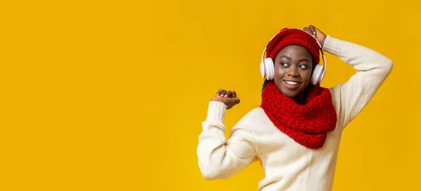 Excited afro girl with wireless headset listening to music, dancing — Stock Photo, Image