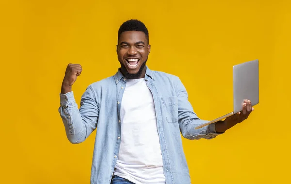 Šťastný černošky chlap radovat úspěch s notebookem — Stock fotografie