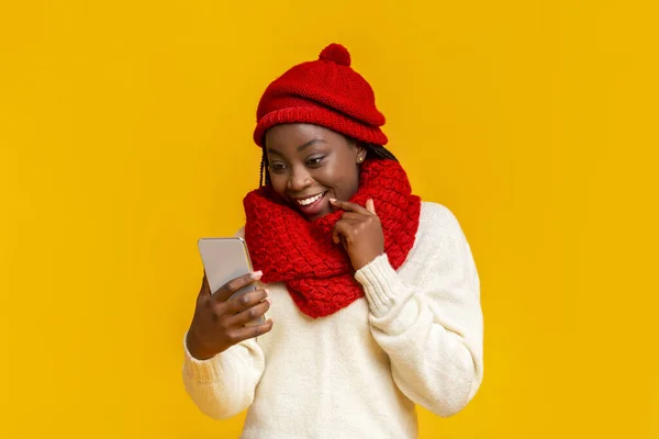 Συναισθηματική χειμώνα κορίτσι έλεγχο σε νέα εφαρμογή τηλέφωνο — Φωτογραφία Αρχείου