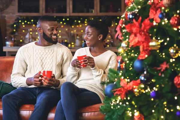 Romántica pareja negra tomando café en casa, celebrando la víspera de Navidad — Foto de Stock