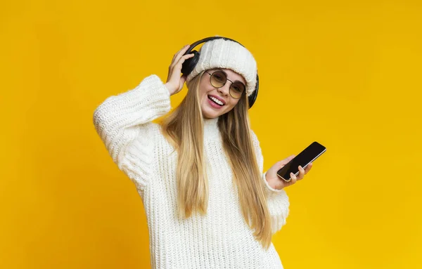 Blondýny dívka poslech hudby, pomocí telefonu a bezdrátové sluchátka — Stock fotografie