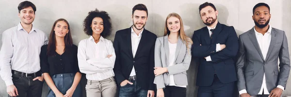Diverse business team glimlachen naar camera in het kantoor — Stockfoto