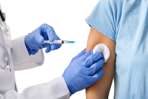 Médico irreconocible sosteniendo jarabe de plástico, haciendo la inyección de vacunación —  Fotos de Stock