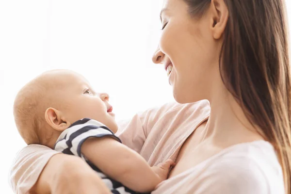 Bella giovane mamma che tiene il suo dolce neonato — Foto Stock