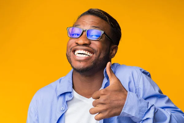 Hombre negro divertido gestos pulgares arriba de pie, Studio Shot — Foto de Stock