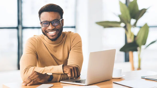 Retrato de un hombre de negocios guapo mirando a la cámara y sonriendo — Foto de Stock