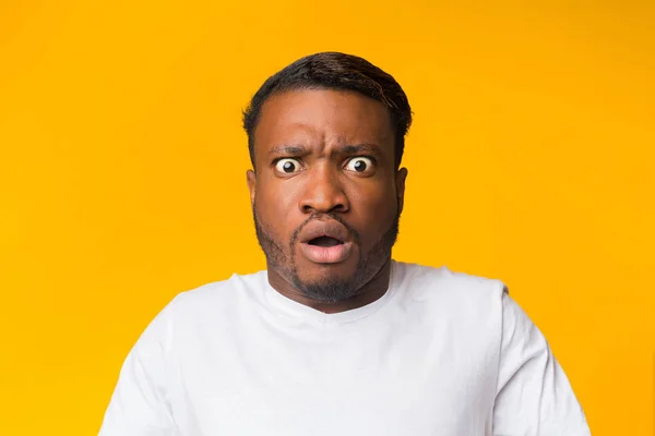 Homem afro chocado de pé olhando para a câmera, Studio Shot — Fotografia de Stock