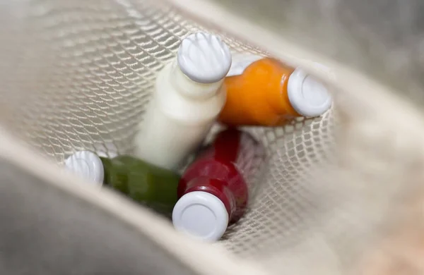 Färgade detox drycker inuti noll avfall shoppingväska — Stockfoto