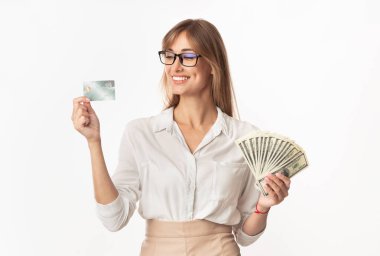 Memnun İşkadını Kredi Kartı ve Para Duruşu, Beyaz Arkaplan