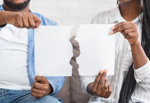 Afrikaans amerikaans paar met gescheurd stuk papier — Stockfoto