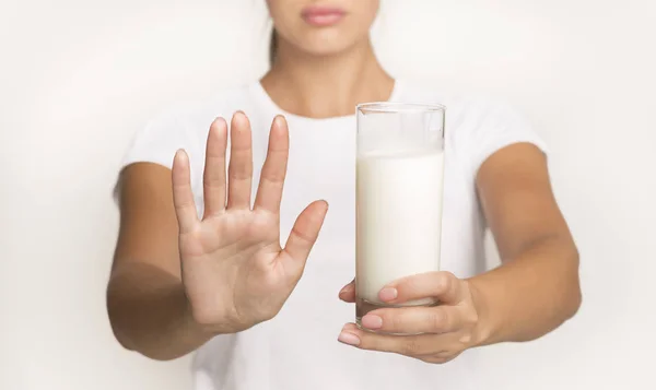 Felismerhetetlen nő tartó tej álló Gesturing No, Studio — Stock Fotó