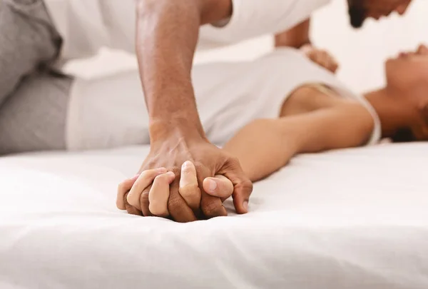 Namiętna afrykańska para uprawiająca seks w łóżku — Zdjęcie stockowe