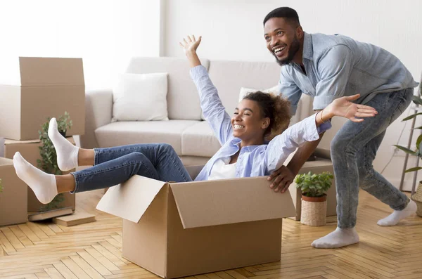 Afro Husband Riding Wife In Moving Box In New House — Φωτογραφία Αρχείου