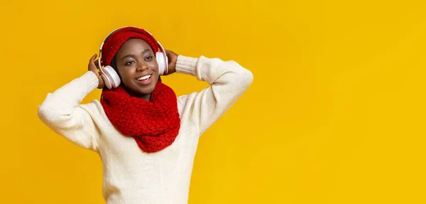 Fille afro rêveuse avec casque regardant l'espace de copie — Photo